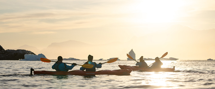 Im Gastrobereich auf der Terrasse sind die Tische gemütlich eingedeckt und schaffen eine entspannte Atmosphäre, während der Blick ruhig über das Meer gleitet.